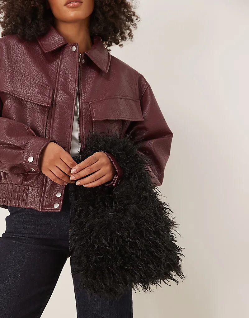 Миниатюрная сумка-тоут ASOS DESIGN из искусственного меха с кудрявым узором черного цвета
Миниатюрная сумка-тоут ASOS DESIGN из искусственного меха с кудрявым узором черного цвета