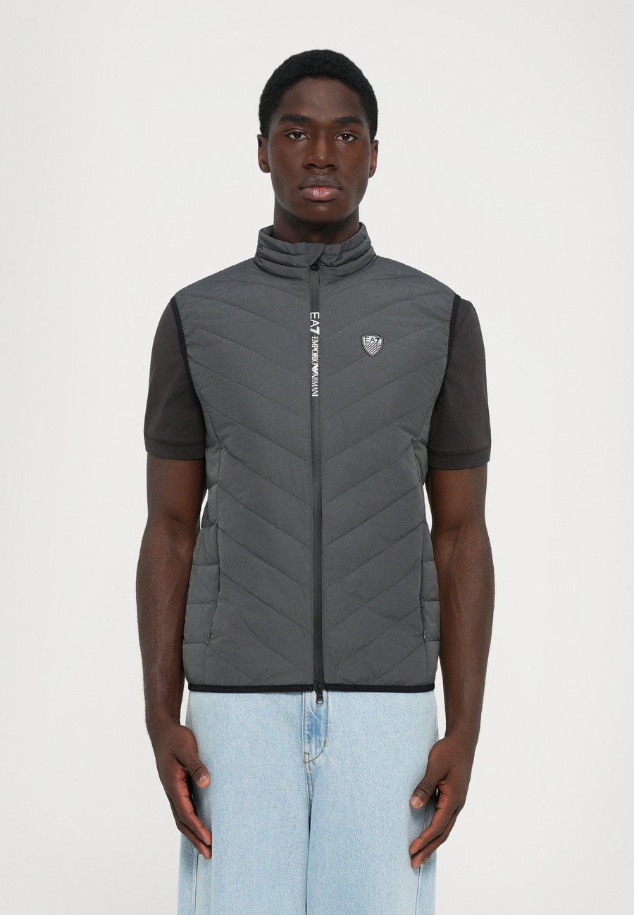 Куртка EA7 Emporio Armani TRAIN PREMIUM SHIELD VEST, Asphalt/Dark Grey
Куртка EA7 Emporio Armani TRAIN PREMIUM SHIELD VEST, Asphalt/Dark Grey