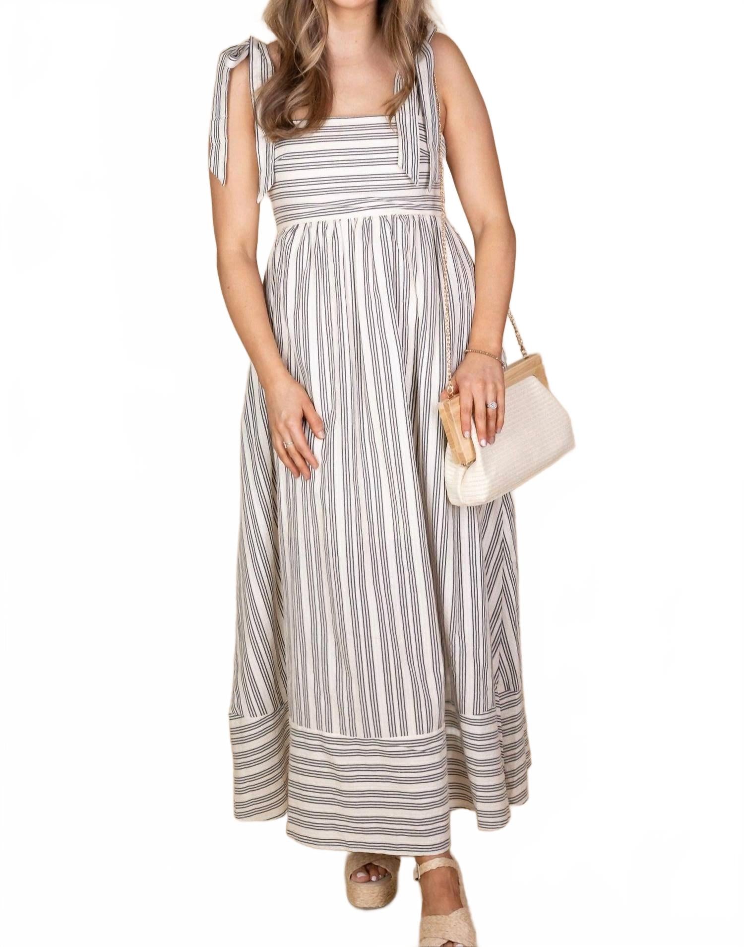 Льнли Льняное полосатое макси-платье в черно-кремовой гамме MIOU MUSE
Льнли Льняное полосатое макси-платье в черно-кремовой гамме MIOU MUSE