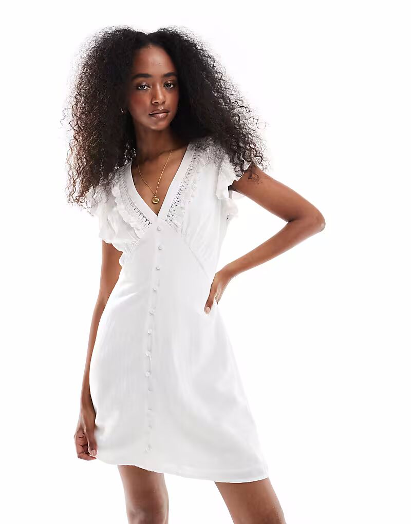 Платье Wednesday's Girl с отделкой крючком и оборками белого цвета
Платье Wednesday's Girl с отделкой крючком и оборками белого цвета