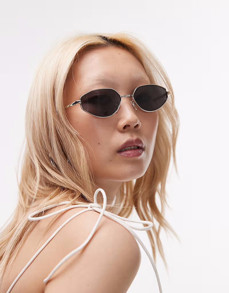 Солнцезащитные очки Topshop Lanzarote с металлической угловой оправой серебристого цвета
Солнцезащитные очки Topshop Lanzarote с металлической угловой оправой серебристого цвета