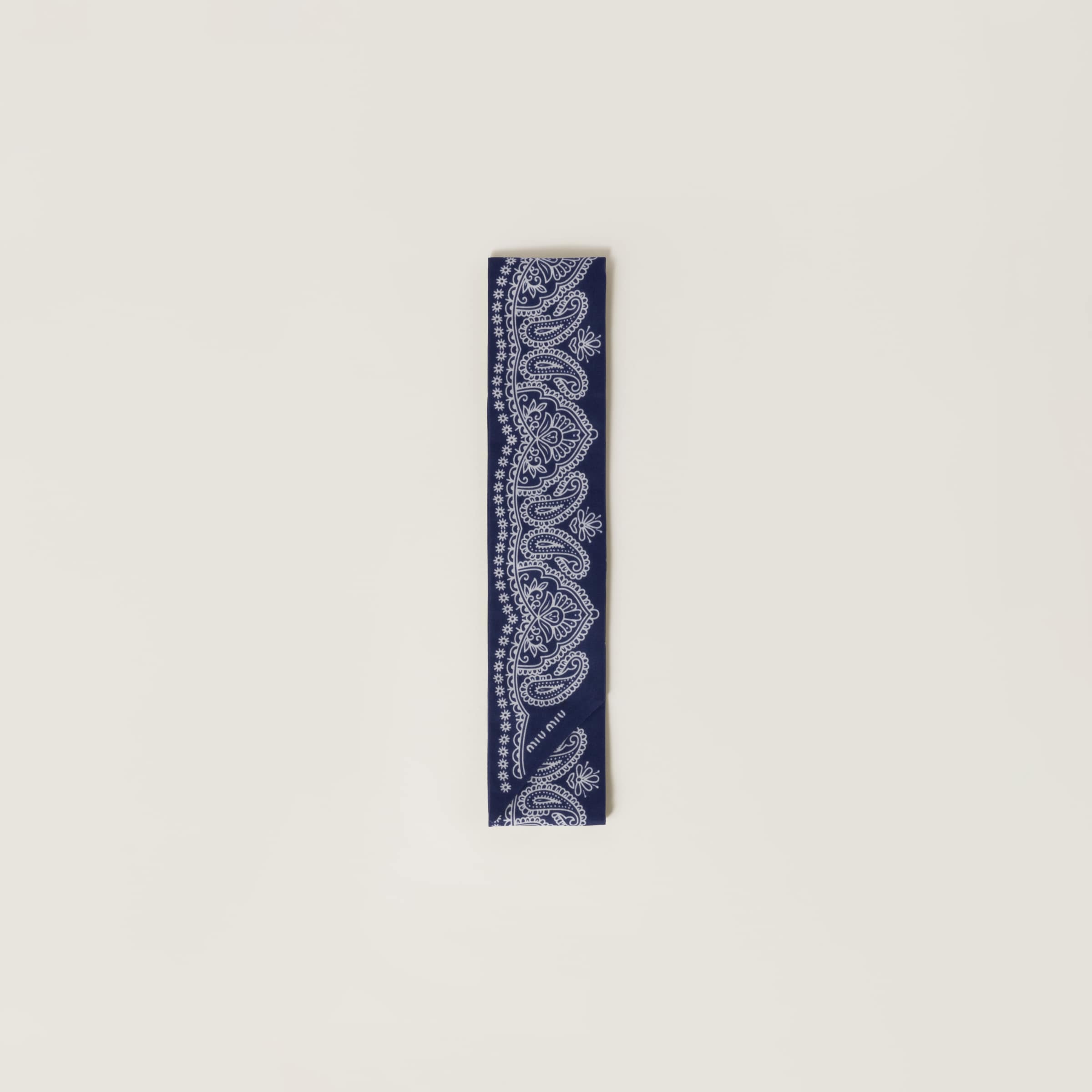 Платок из принтованного поплина MIU MIU, темно-синий
Платок из принтованного поплина MIU MIU, темно-синий