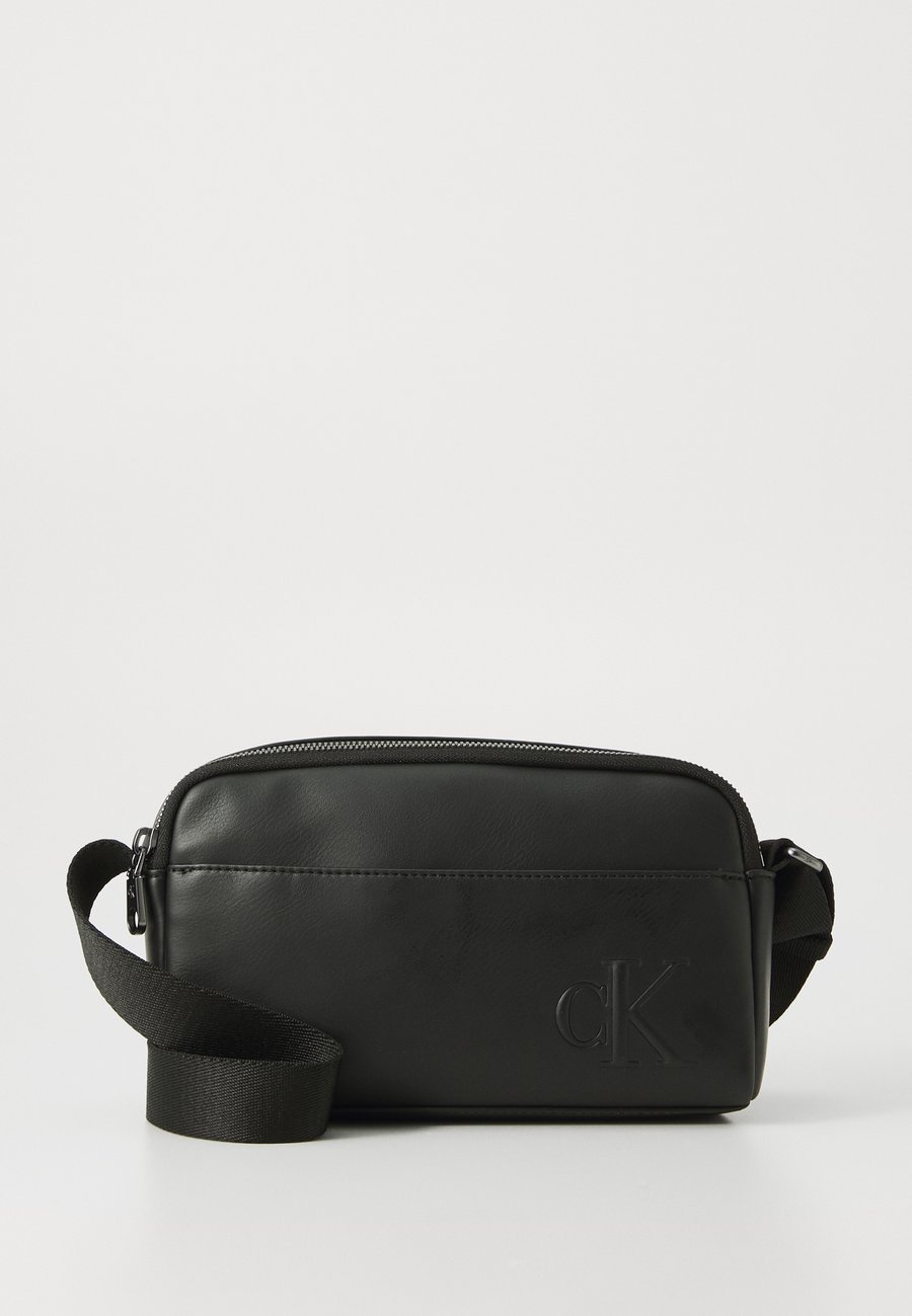 Сумка кросс-боди Calvin Klein BOLD CAMERA BAG, Black
Сумка кросс-боди Calvin Klein BOLD CAMERA BAG, Black
