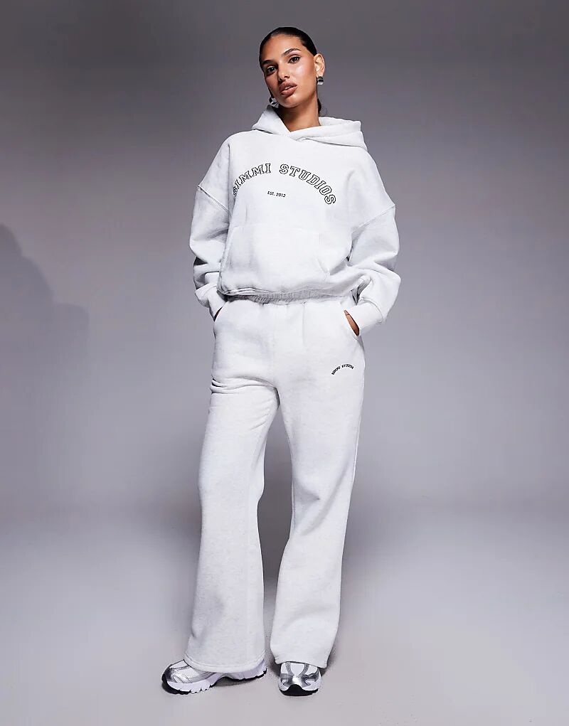 Расклешенные спортивные брюки Simmi London Colby в цвете «серый галька»
Расклешенные спортивные брюки Simmi London Colby в цвете «серый галька»