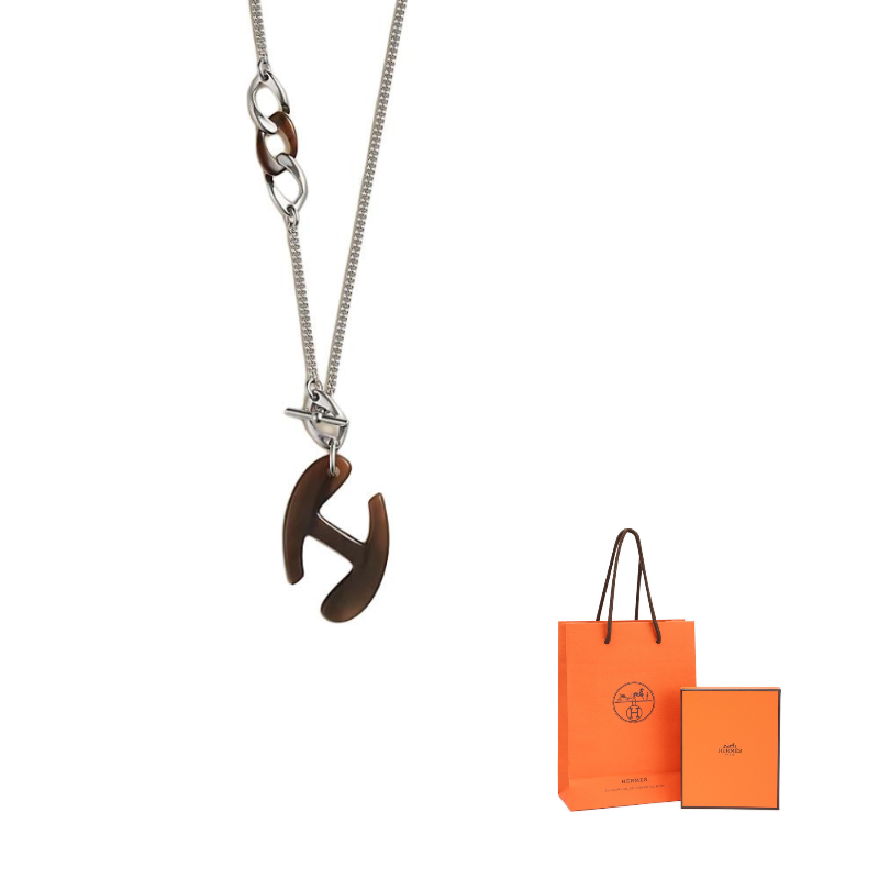 HERMES Кулон на металлической цепочке для женщин Brown/Silver
HERMES Кулон на металлической цепочке для женщин Brown/Silver