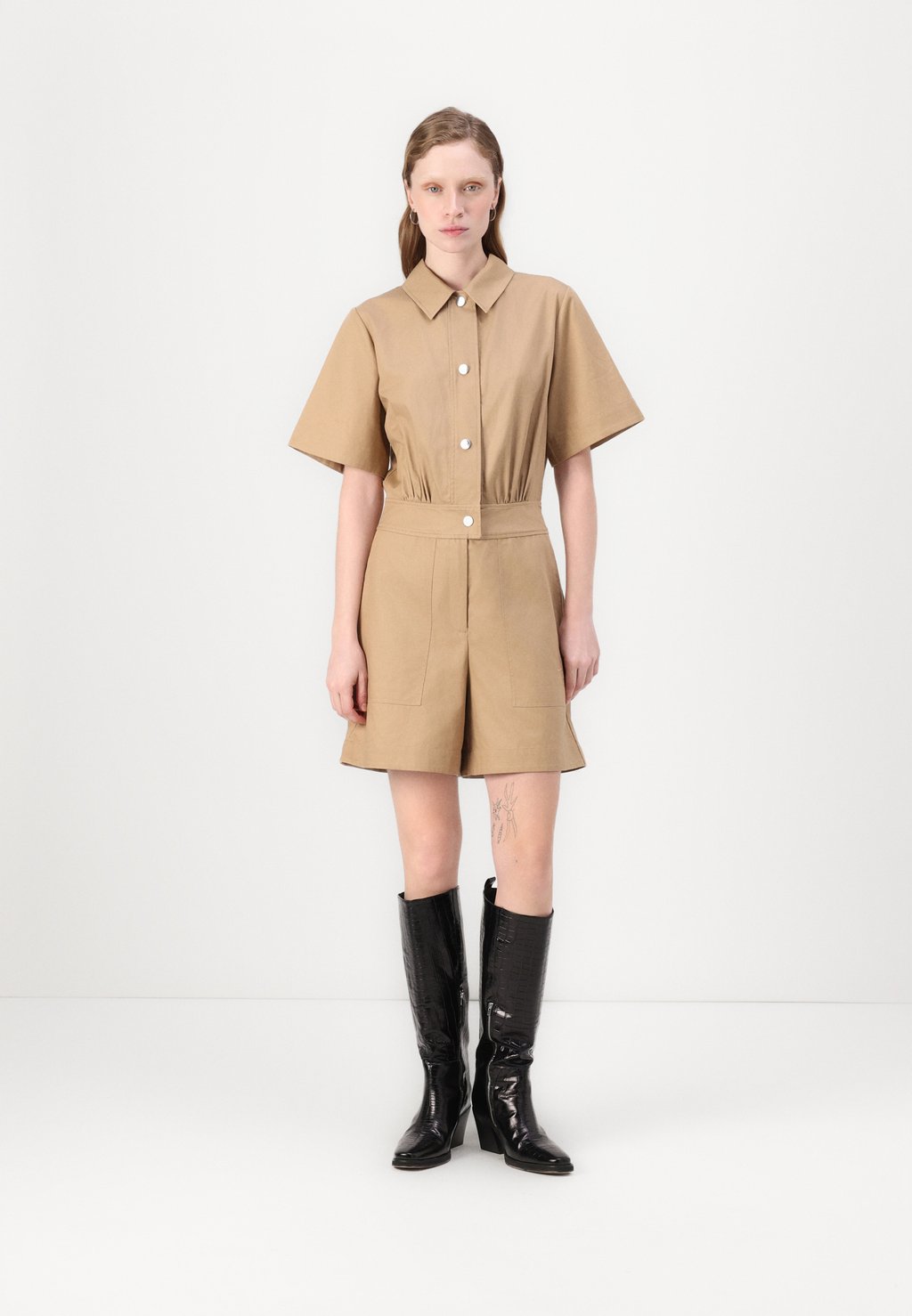 Комбинезон KARL LAGERFELD, бежевый
Комбинезон KARL LAGERFELD, бежевый