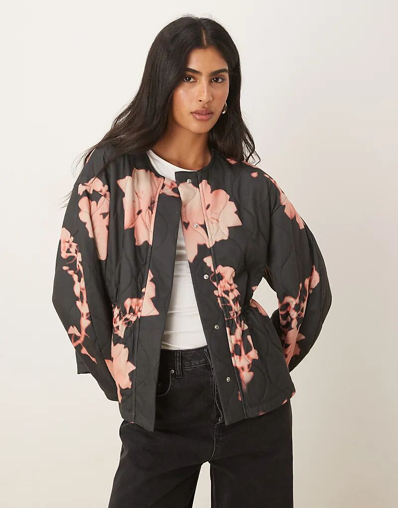 Куртка ASOS DESIGN с приталенным поясом и стеганым цветочным узором черного цвета
Куртка ASOS DESIGN с приталенным поясом и стеганым цветочным узором черного цвета