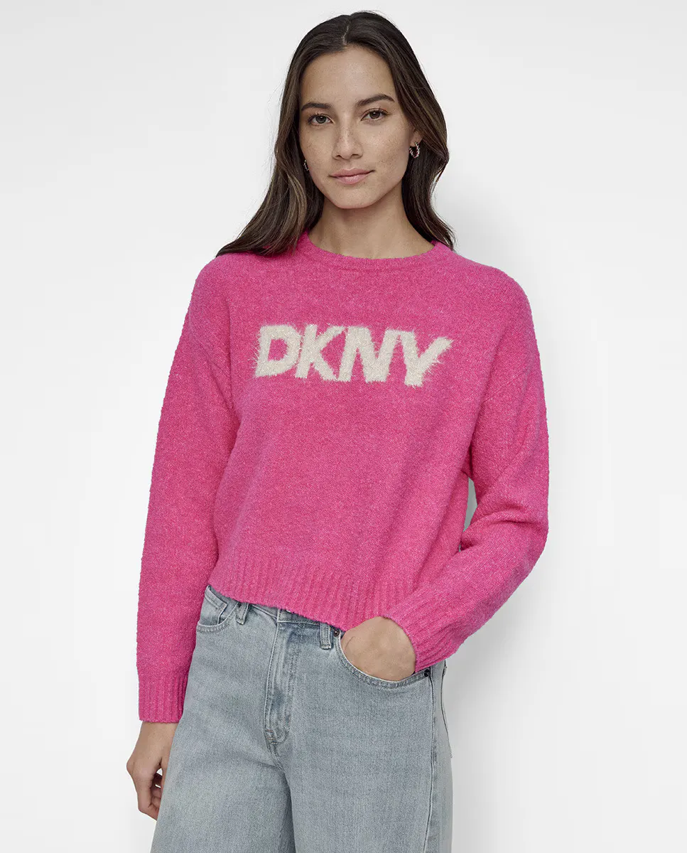 Женский свитер из букле с круглым вырезом и логотипом спереди Dkny Jeans, фуксия
Женский свитер из букле с круглым вырезом и логотипом спереди Dkny Jeans, фуксия