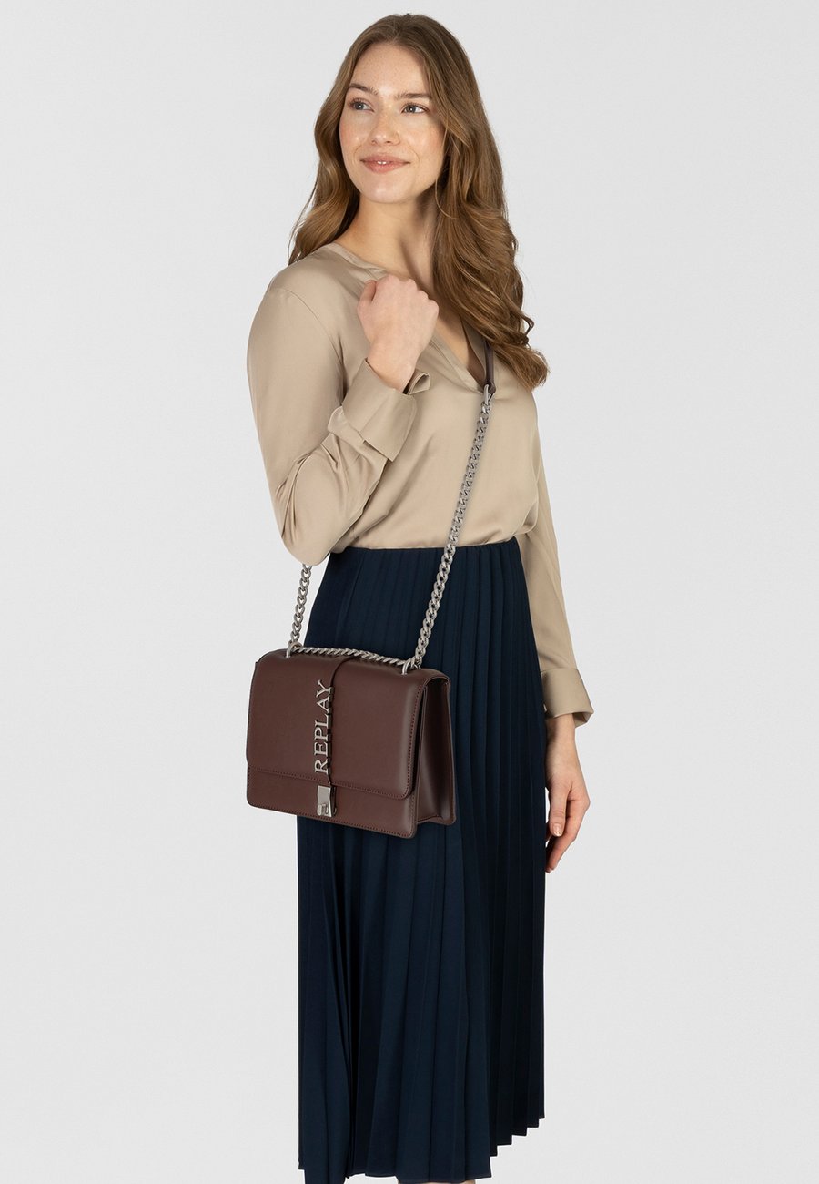 Сумка кросс-боди Replay PHOENIX SOFT LOGO CROSSBODY, Java/Dark Brown
Сумка кросс-боди Replay PHOENIX SOFT LOGO CROSSBODY, Java/Dark Brown