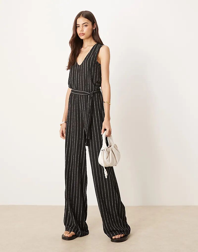 JDY Высокий комбинезон с завязкой на талии в черно-белую полоску 
JDY Высокий комбинезон с завязкой на талии в черно-белую полоску