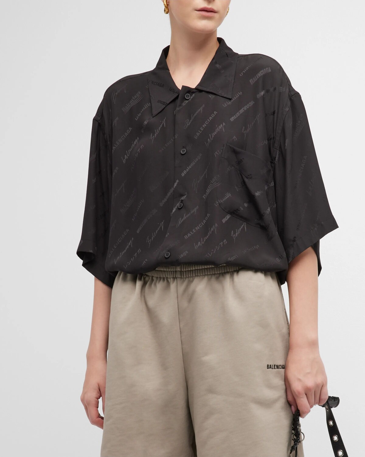 Рубашка минималистичного дизайна на пуговицах спереди с надписью Balenciaga, цвет 1000 Black 
Рубашка минималистичного дизайна на пуговицах спереди с надписью Balenciaga, цвет 1000 Black