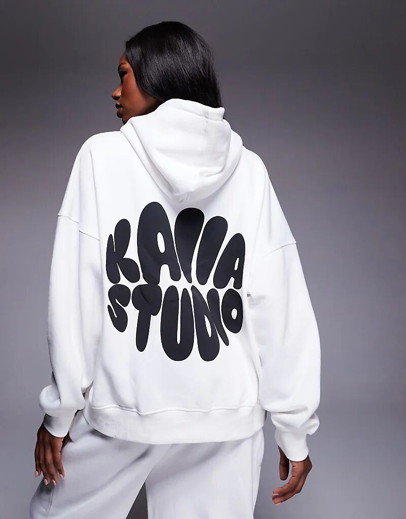 Толстовка свободного кроя Kaiia Studio с принтом на спине в кремовом и черном цветах
Толстовка свободного кроя Kaiia Studio с принтом на спине в кремовом и черном цветах