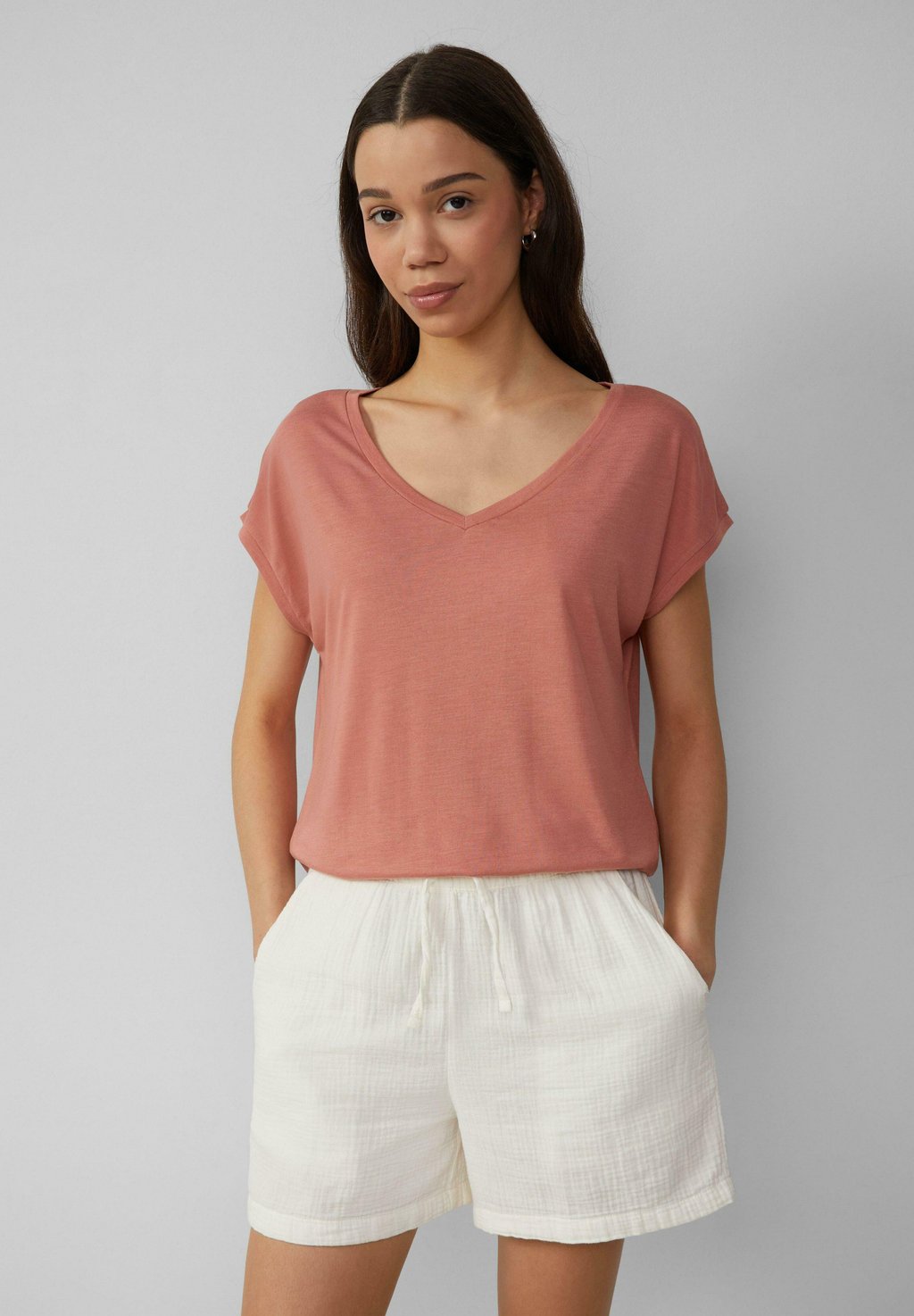 Базовая футболка LOOSE-FITTING QS, лосось
Базовая футболка LOOSE-FITTING QS, лосось