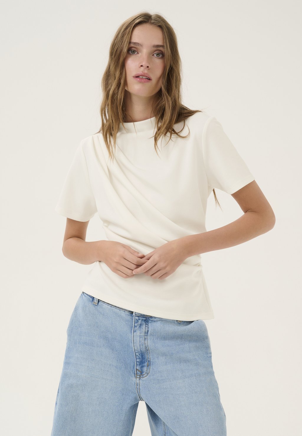 Базовая футболка HELLE My Essential Wardrobe, белый
Базовая футболка HELLE My Essential Wardrobe, белый