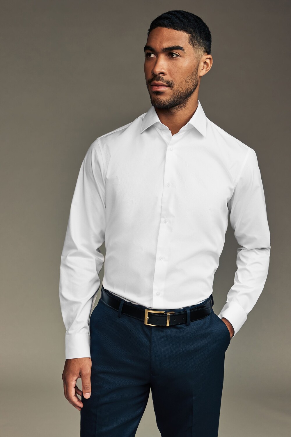 Рубашка из твила стандартного кроя с одинарной манжетой, простая в уходе, с вырезным воротником Next, белый 
Рубашка из твила стандартного кроя с одинарной манжетой, простая в уходе, с вырезным воротником Next, белый