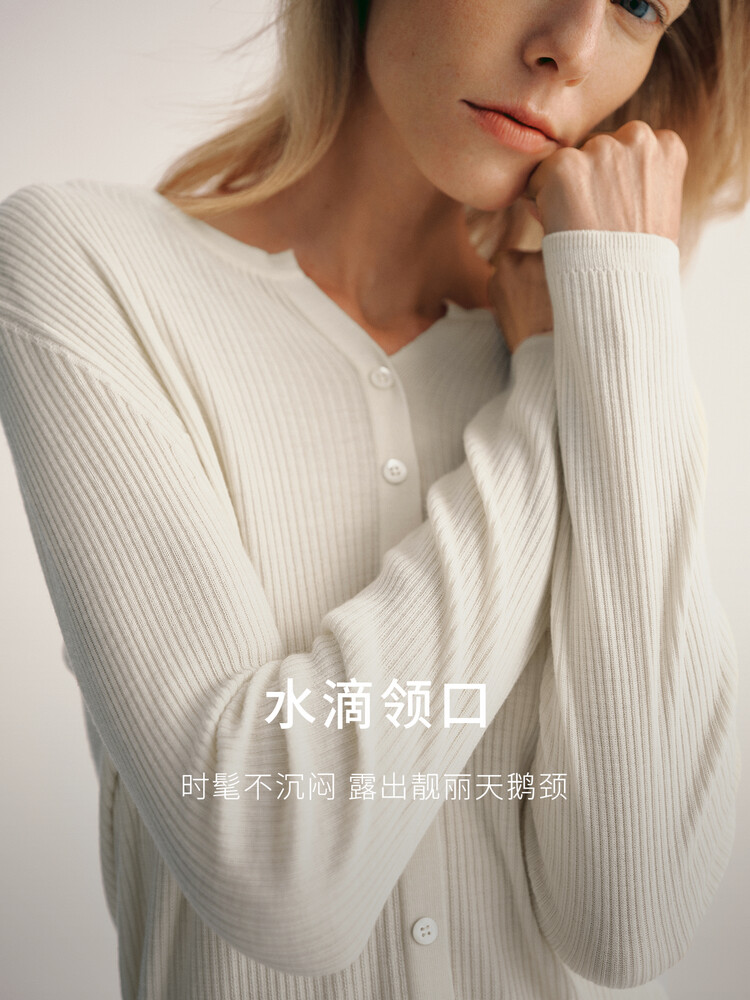 Свитер бархатный Mai Meng с V-образным вырезом, белый
Свитер бархатный Mai Meng с V-образным вырезом, белый