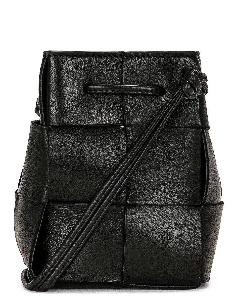Сумка Bottega Veneta Mini Cassette Bucket, цвет Black & Gold, Черный, Сумка Bottega Veneta Mini Cassette Bucket, цвет Black & Gold
Сумка Bottega Veneta Mini Cassette Bucket, цвет Black & Gold, Черный, Сумка Bottega Veneta Mini Cassette Bucket, цвет Black & Gold
