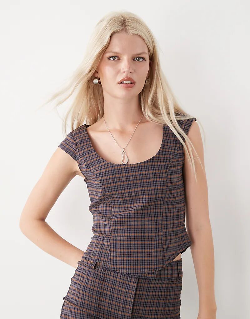 COLLUSION приталенная футболка в темную клетку
COLLUSION приталенная футболка в темную клетку