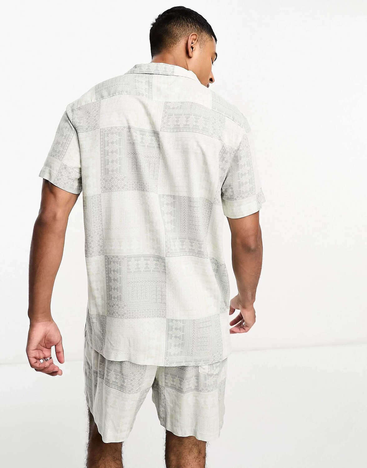 Серая рубашка в клетку New Look с воротником-стойкой
Серая рубашка в клетку New Look с воротником-стойкой