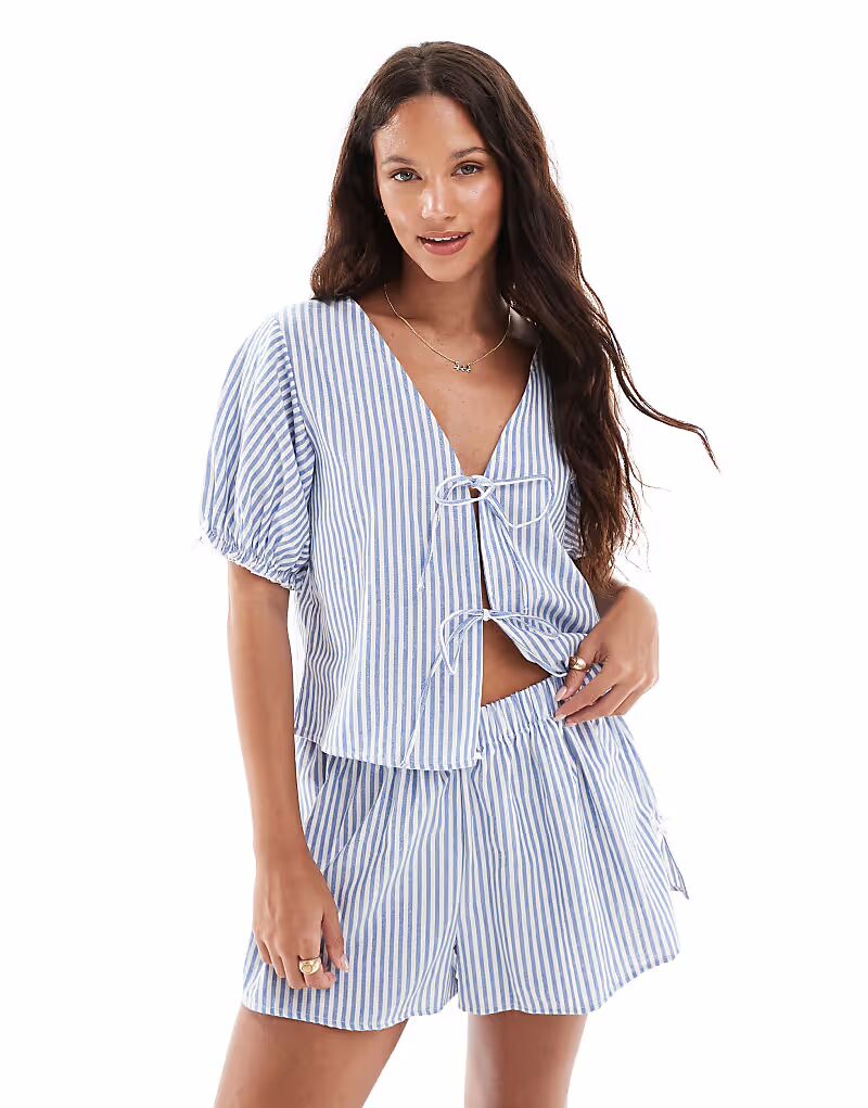 Эксклюзивный пижамный топ с рукавами-фонариками и завязкой спереди от The Frolic в сине-белую полоску 
Эксклюзивный пижамный топ с рукавами-фонариками и завязкой спереди от The Frolic в сине-белую полоску