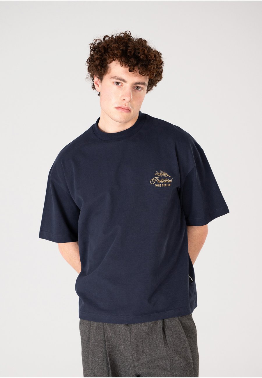 Футболка PROHIBITED LEAF TEE, Navy/Dark Blue, Синий, Футболка PROHIBITED LEAF TEE, Navy/Dark Blue
Футболка PROHIBITED LEAF TEE, Navy/Dark Blue, Синий, Футболка PROHIBITED LEAF TEE, Navy/Dark Blue