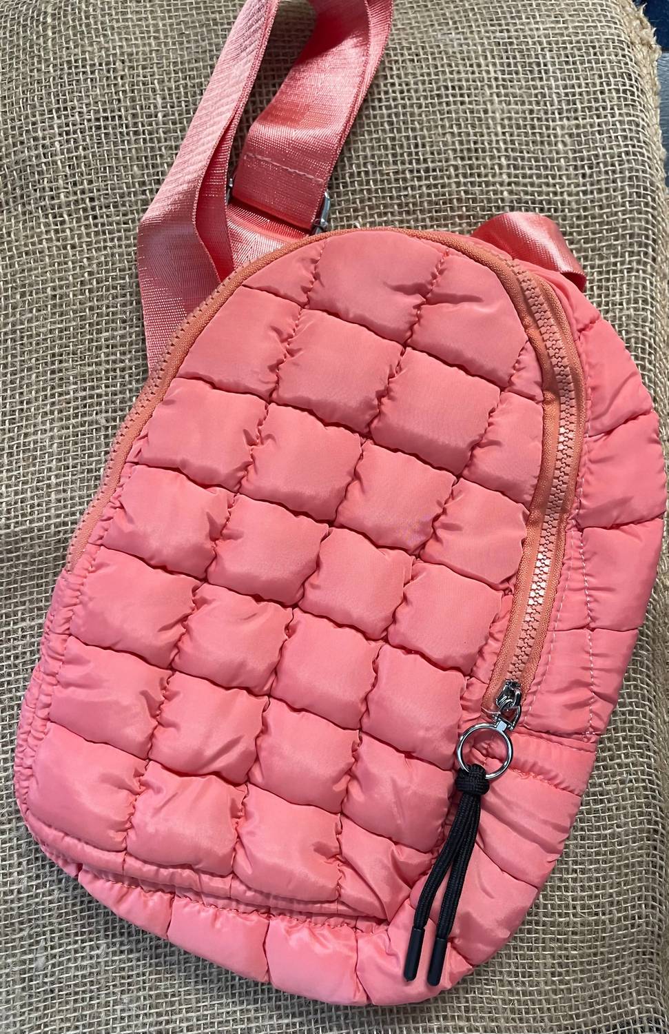 Сумка-слинг Puffer в коралловом цвете Wall to Wall
Сумка-слинг Puffer в коралловом цвете Wall to Wall