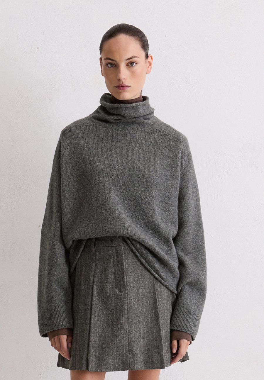 Джемпер Marc O'Polo LONGSLEEVE STAND UP COLLAR, Rocky Grey Melange/Dark Grey
Джемпер Marc O'Polo LONGSLEEVE STAND UP COLLAR, Rocky Grey Melange/Dark Grey