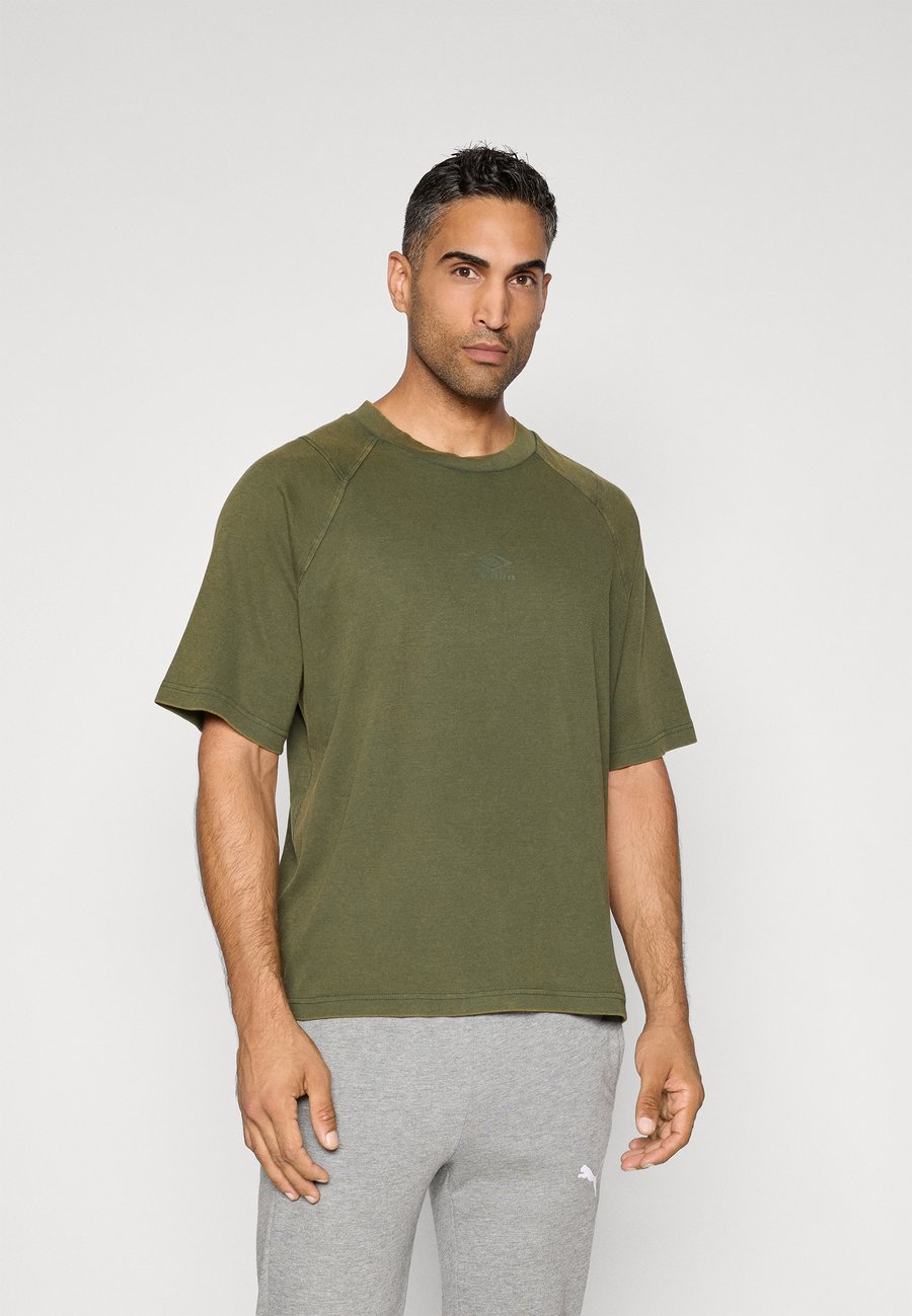 Футболка Umbro WASHED HIGH NECK BOXY TEE, Duffel Bag/Green, Серый, Футболка Umbro WASHED HIGH NECK BOXY TEE, Duffel Bag/Green
Футболка Umbro WASHED HIGH NECK BOXY TEE, Duffel Bag/Green, Серый, Футболка Umbro WASHED HIGH NECK BOXY TEE, Duffel Bag/Green