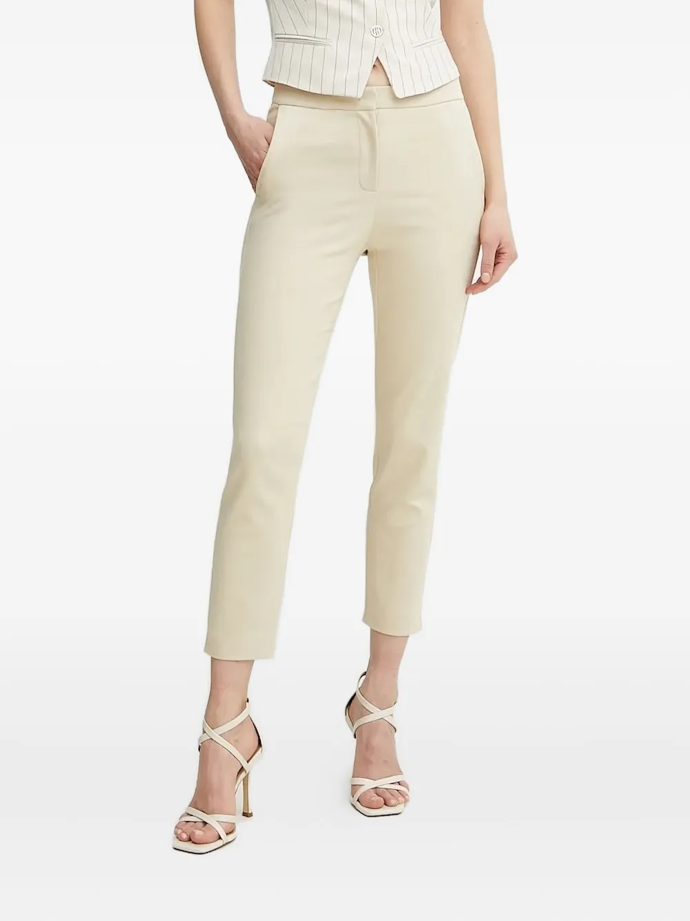 Укороченные брюки строгого кроя с логотипом Patrizia Pepe, нейтральный
Укороченные брюки строгого кроя с логотипом Patrizia Pepe, нейтральный