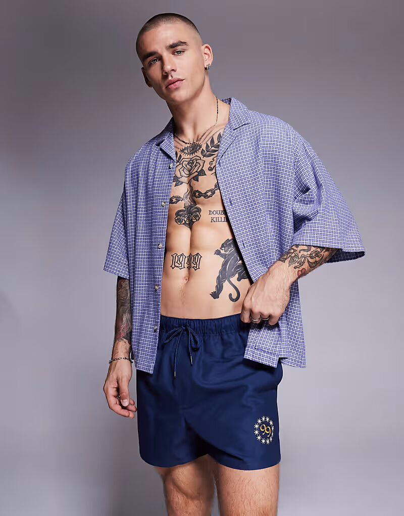 Короткие шорты для плавания ASOS DESIGN с принтом в темно-синем цвете 
Короткие шорты для плавания ASOS DESIGN с принтом в темно-синем цвете