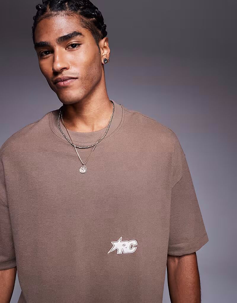 Футболка Bershka arc коричневого цвета 
Футболка Bershka arc коричневого цвета