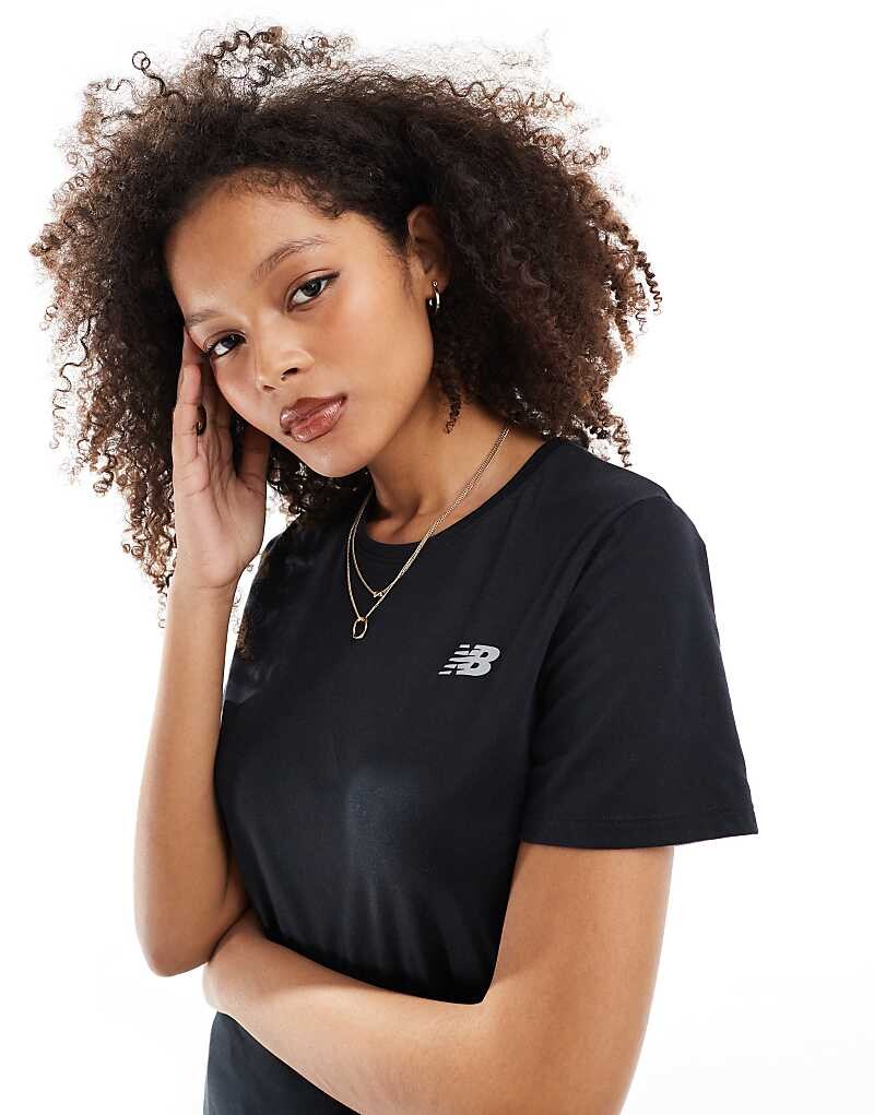 New Balance Черная футболка из теплотехнического материала New Balance sport Essentials
New Balance Черная футболка из теплотехнического материала New Balance sport Essentials
