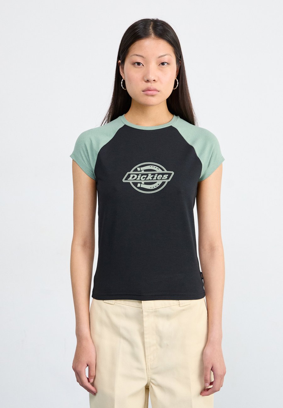 Футболка Dickies FORTH SHAW TEE, Sea Spray/Dark Green, Зеленый, Футболка Dickies FORTH SHAW TEE, Sea Spray/Dark Green
Футболка Dickies FORTH SHAW TEE, Sea Spray/Dark Green, Зеленый, Футболка Dickies FORTH SHAW TEE, Sea Spray/Dark Green