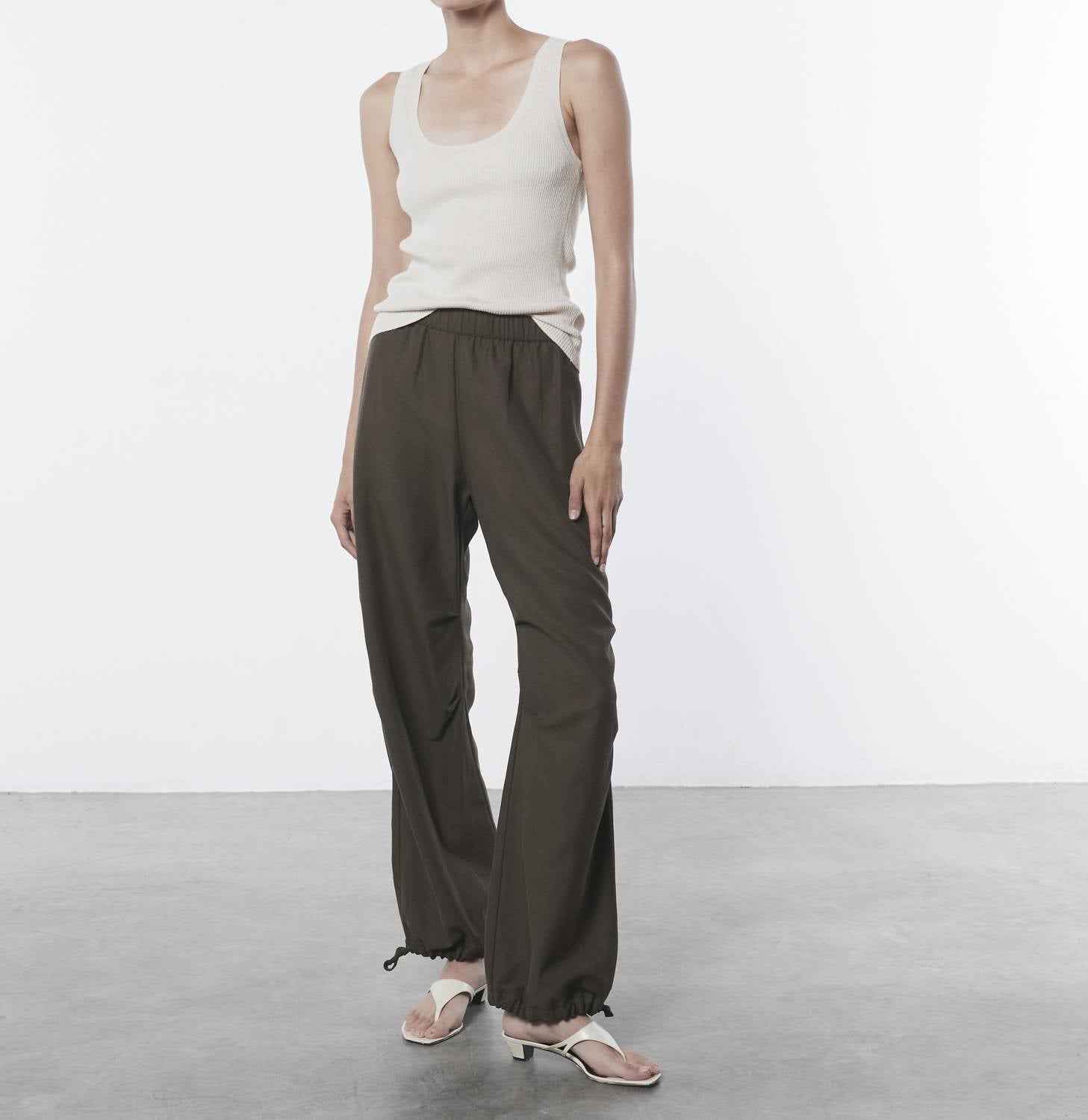 Майка-ковш из льна с косточкой Enza Costa, цвет bone
Майка-ковш из льна с косточкой Enza Costa, цвет bone