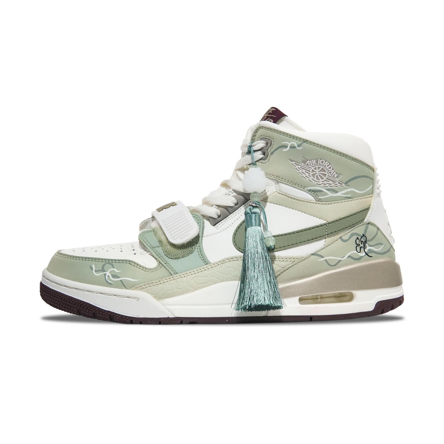 Jordan Мужские высокие баскетбольные кроссовки Legacy 312 в винтажном стиле, белый с зелеными элементами
Jordan Мужские высокие баскетбольные кроссовки Legacy 312 в винтажном стиле, белый с зелеными элементами