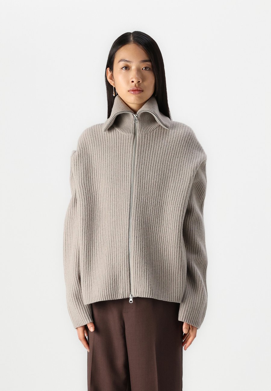 Кардиган Samsøe Samsøe NOVA , String/Beige
Кардиган Samsøe Samsøe NOVA , String/Beige