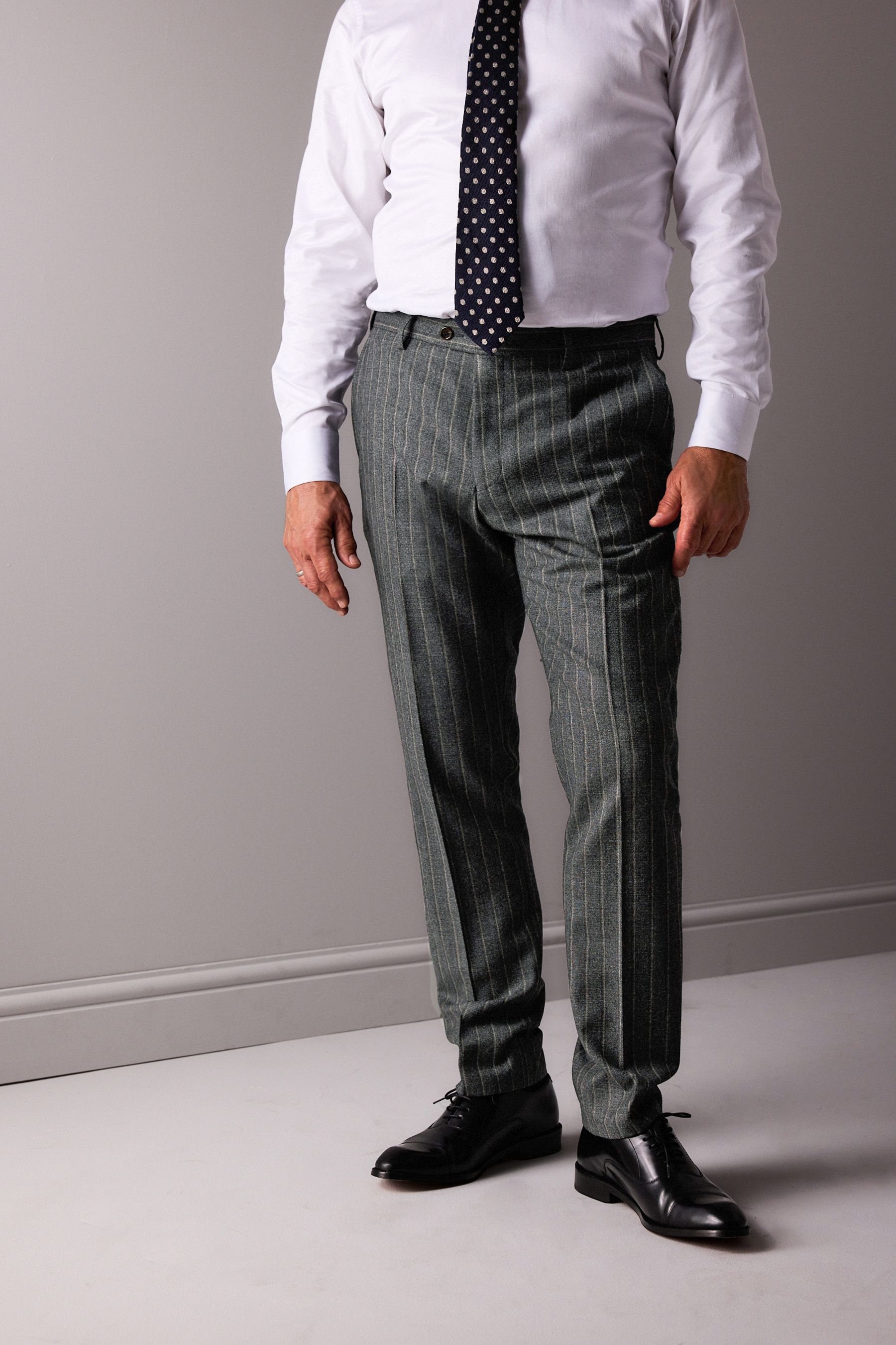 Узкие фирменные брюки в полоску из итальянской ткани Marzotto Next, серый
Узкие фирменные брюки в полоску из итальянской ткани Marzotto Next, серый