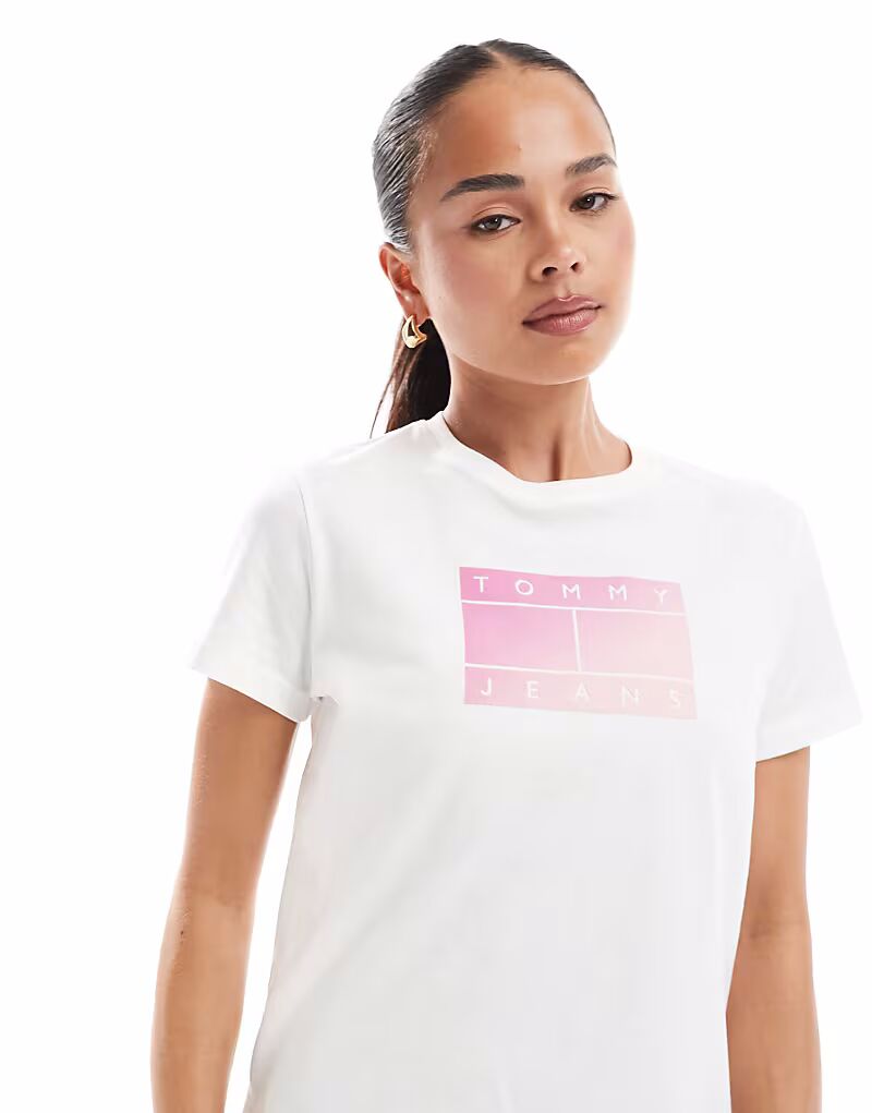 Футболка Tommy Jeans с градиентным флагом в белом и розовом цветах
Футболка Tommy Jeans с градиентным флагом в белом и розовом цветах