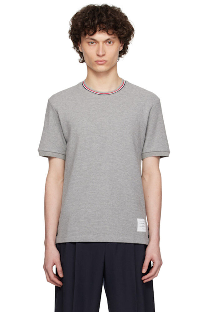 Серая футболка с коротким рукавом и манжетами в рубчик Thom Browne
Серая футболка с коротким рукавом и манжетами в рубчик Thom Browne