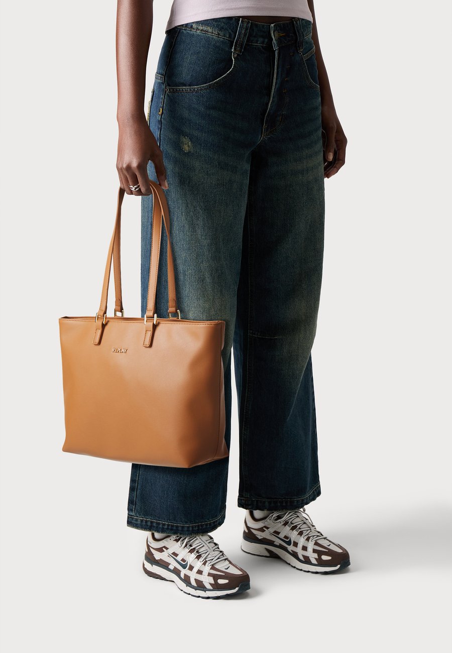 Сумка-шоппер Replay SHOPPER, Caramel Cafe'/Light Brown
Сумка-шоппер Replay SHOPPER, Caramel Cafe'/Light Brown