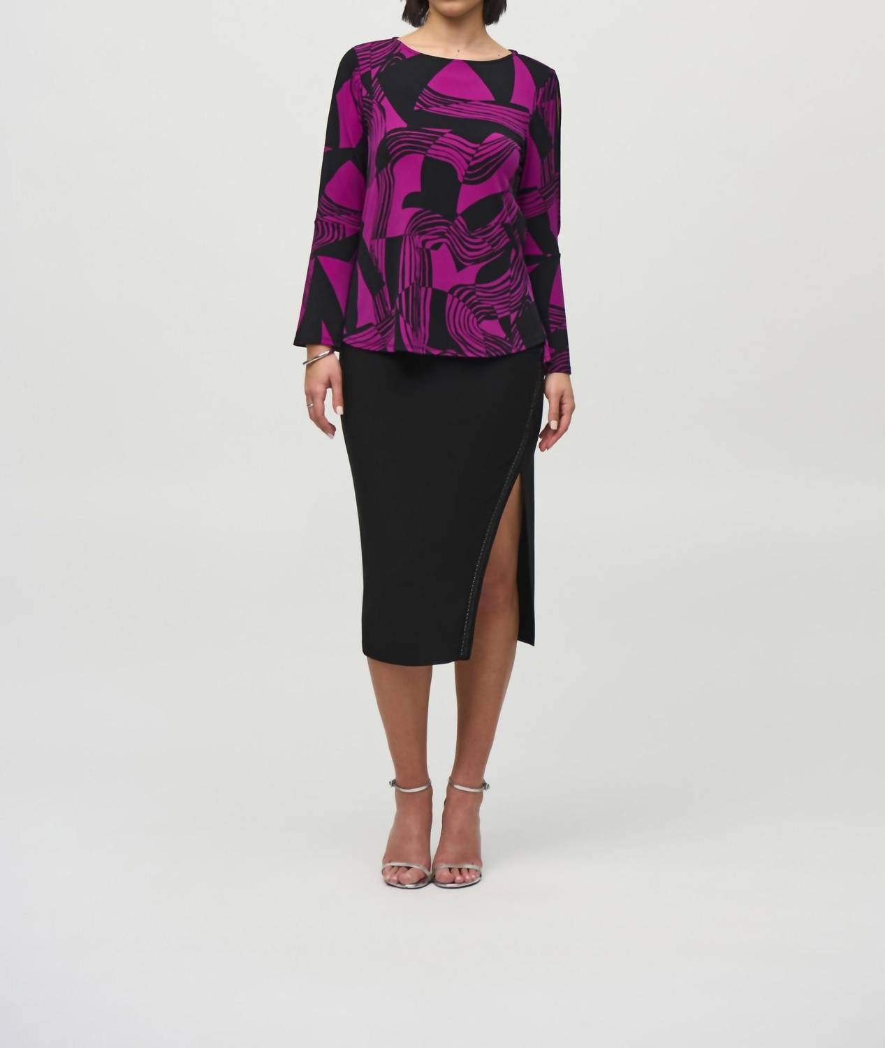 Топ с абстрактным принтом, расклешенными рукавами и разрезом Empress/black Joseph Ribkoff
Топ с абстрактным принтом, расклешенными рукавами и разрезом Empress/black Joseph Ribkoff