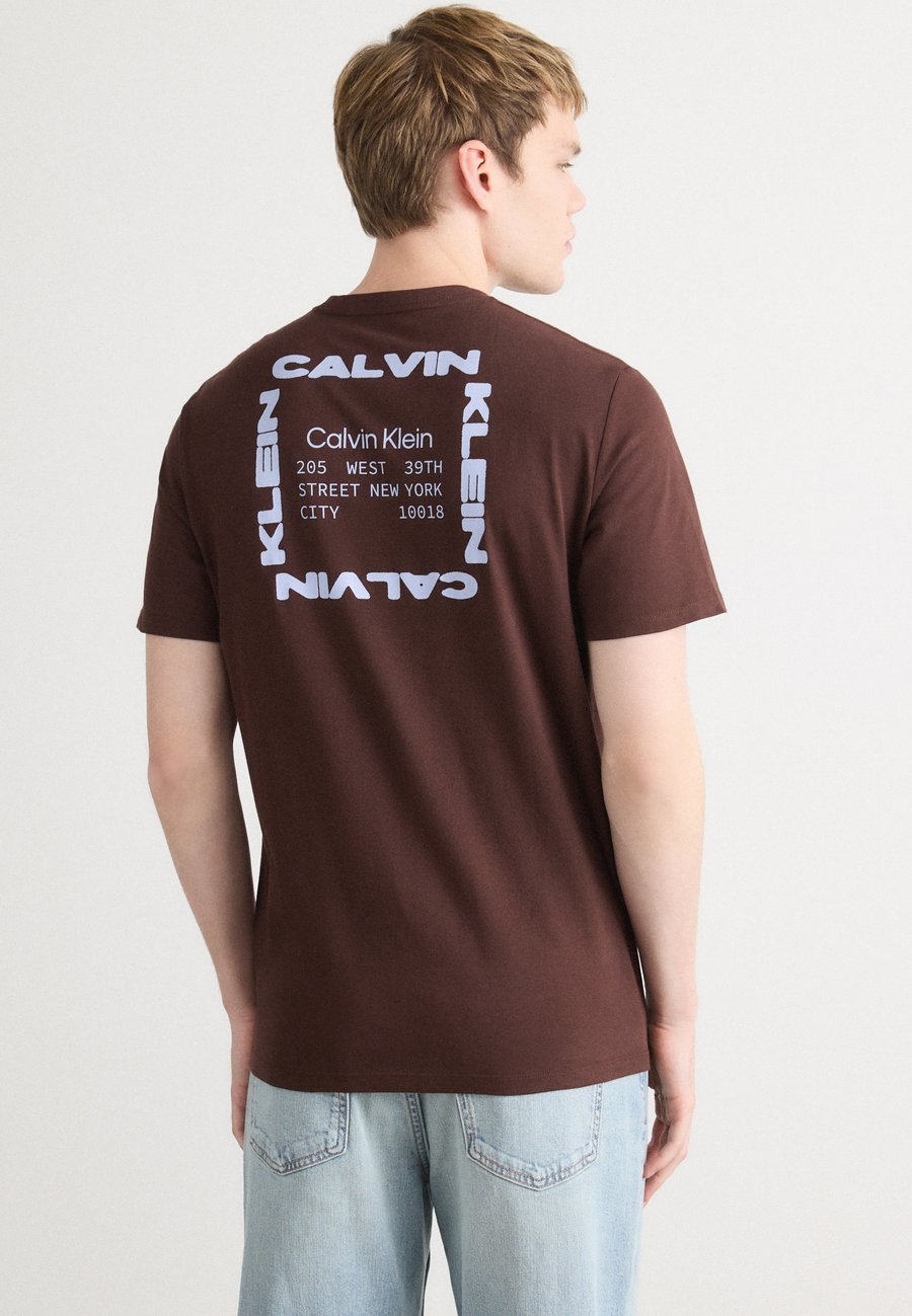 Футболка Calvin Klein Jeans 30S BOX GRAPHIC , Rich Brown/Dark Brown, Коричневый, Футболка Calvin Klein Jeans 30S BOX GRAPHIC , Rich Brown/Dark Brown
Футболка Calvin Klein Jeans 30S BOX GRAPHIC , Rich Brown/Dark Brown, Коричневый, Футболка Calvin Klein Jeans 30S BOX GRAPHIC , Rich Brown/Dark Brown