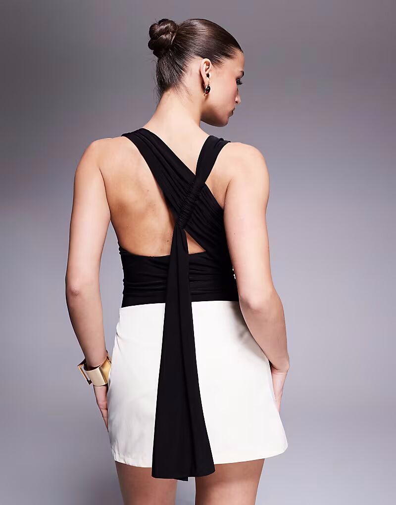 Эксклюзивное двухслойное облегающее боди Kaiia с воротником-борцовкой и драпировкой на спине черного цвета
Эксклюзивное двухслойное облегающее боди Kaiia с воротником-борцовкой и драпировкой на спине черного цвета