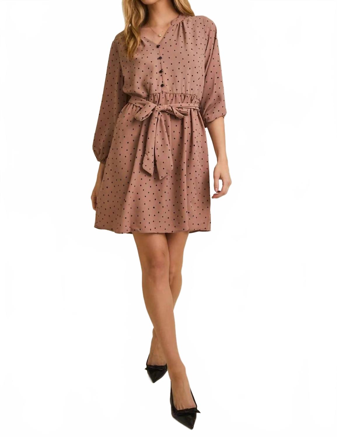 GILLI Платье с V-образным вырезом, сборками и пуговицами, с завязками, цвет мокко, в черную точку
GILLI Платье с V-образным вырезом, сборками и пуговицами, с завязками, цвет мокко, в черную точку