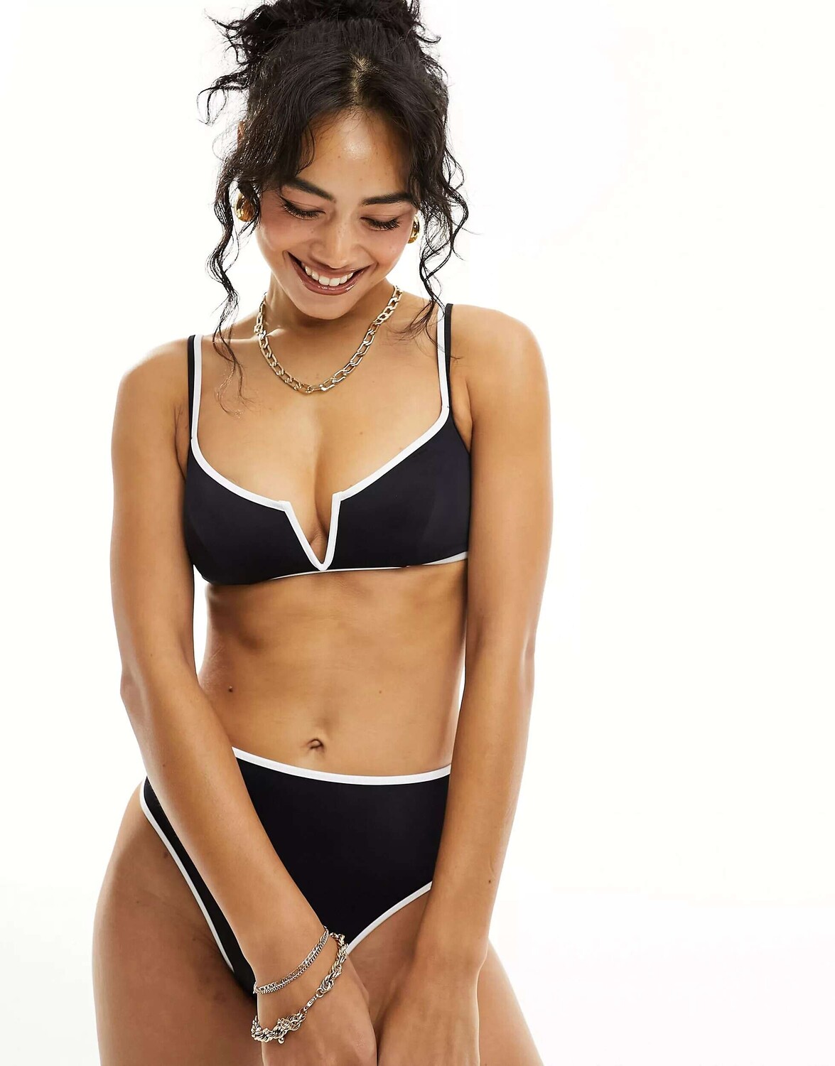 Черно-белый бикини-топ Free Society с контрастной полоской и v-образным вырезом спереди
Черно-белый бикини-топ Free Society с контрастной полоской и v-образным вырезом спереди