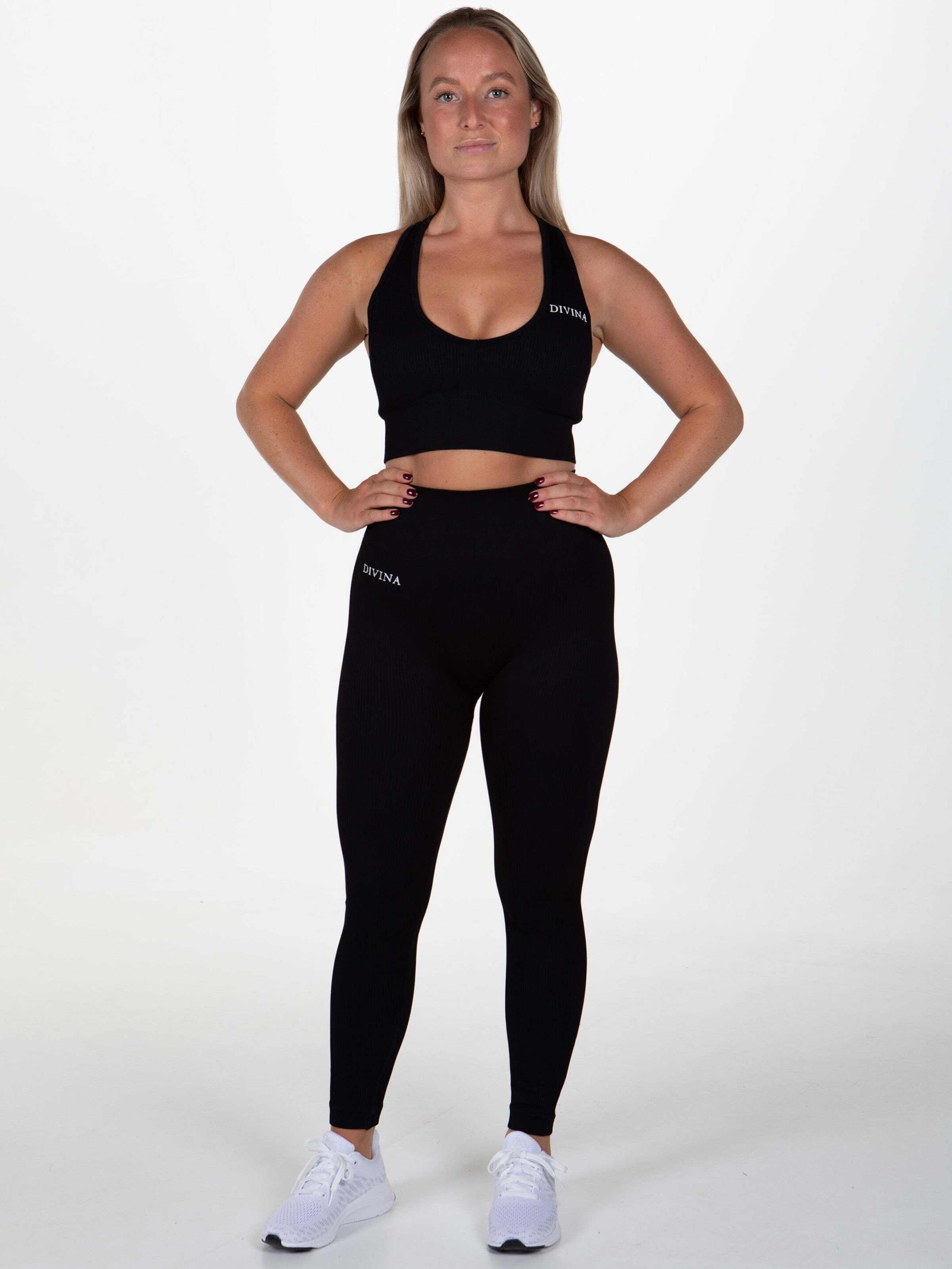 Divina Узкие леггинсы 'Wavy' в черном цвете
Divina Узкие леггинсы 'Wavy' в черном цвете