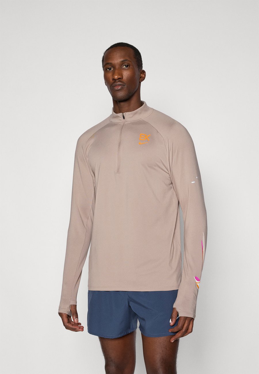 Топ Nike Performance STRIDE LS EK, Malt/Silt Red/Beige
Топ Nike Performance STRIDE LS EK, Malt/Silt Red/Beige