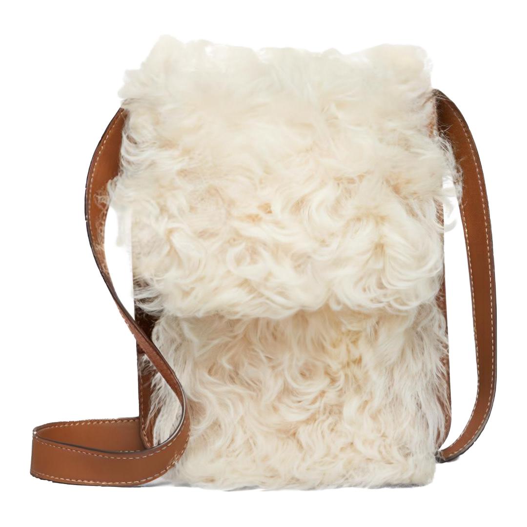 TORY BURCH Кожаная поясная сумка для телефона с аппликацией из каракуля в бело-коричневых тонах