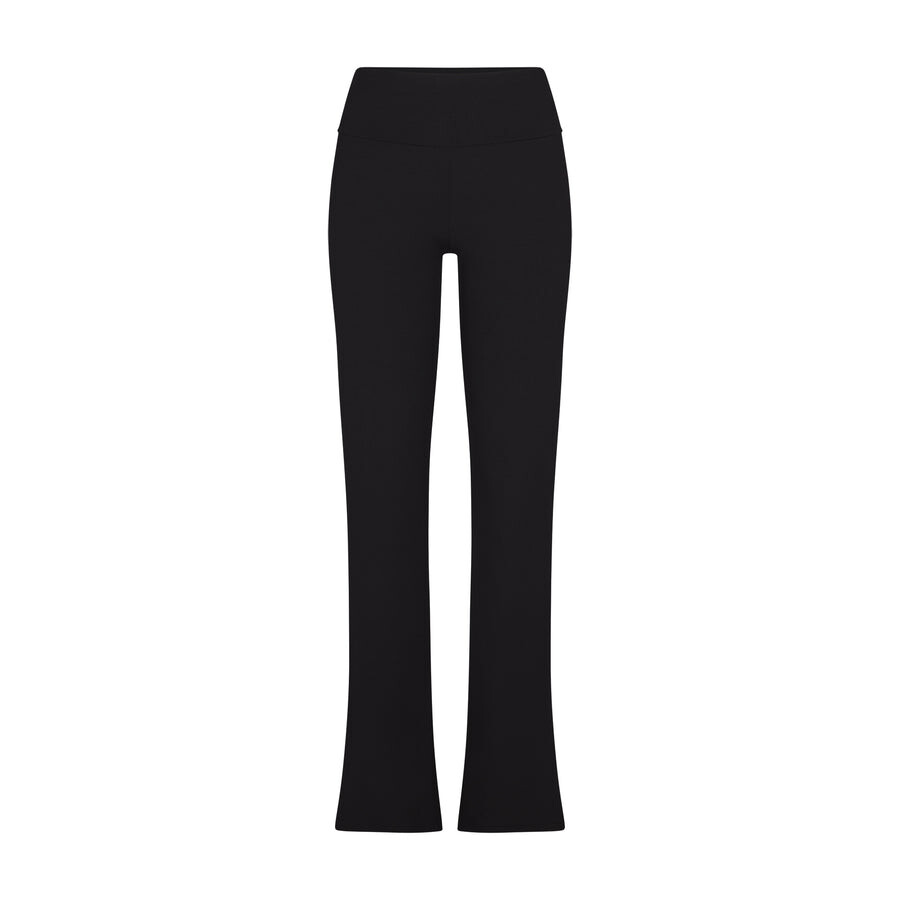 Брюки с откидными плотами SKIMS Soft Lounge, цвет Onyx
Брюки с откидными плотами SKIMS Soft Lounge, цвет Onyx