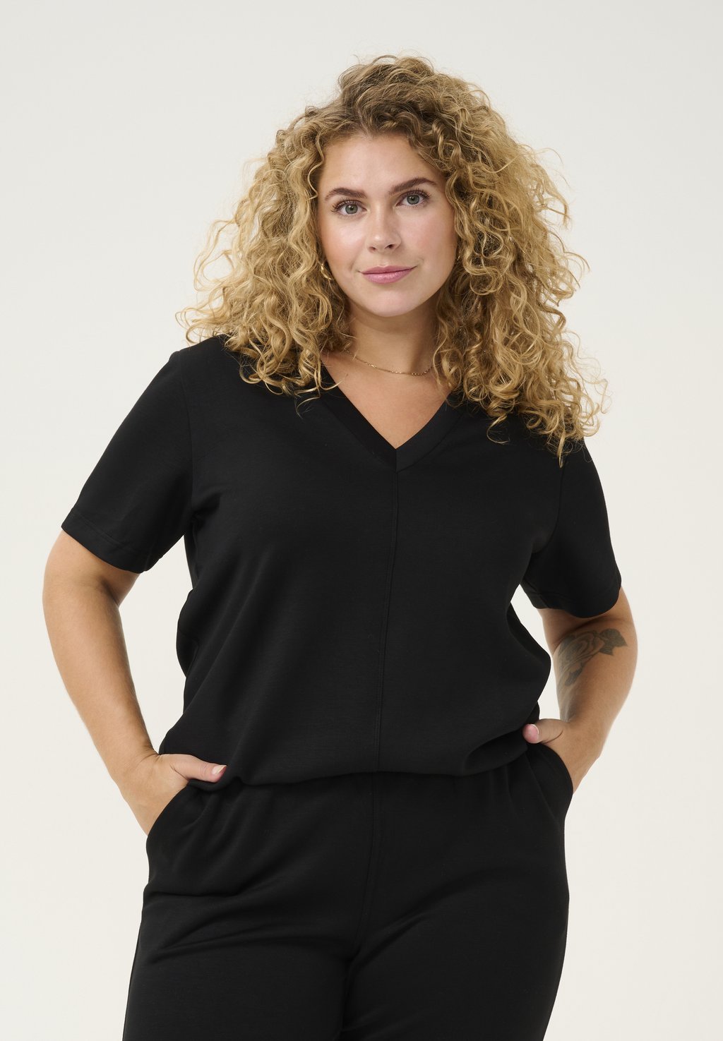 Базовая футболка Kaffe Curve, цвет Black Deep
Базовая футболка Kaffe Curve, цвет Black Deep